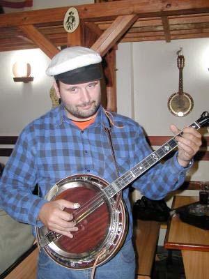 Travis Picking on the Irish Tenor Banjo By Mirek Patek This is the third article that presents fingerstyle opportunities on tenor banjo from the perspective of playing melody together with some