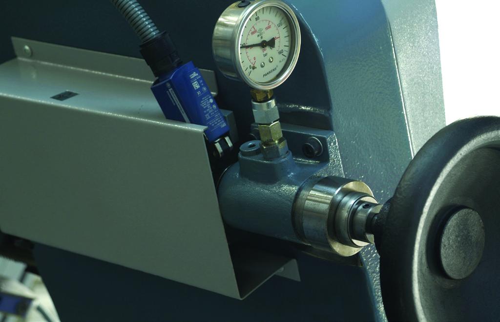 STANDARD FEATURES BLADE TENSIONING - HYDROMECHANIC An easily accessible blade tensioning device with pressure gauge allows quick and easy setting of the blade tension.