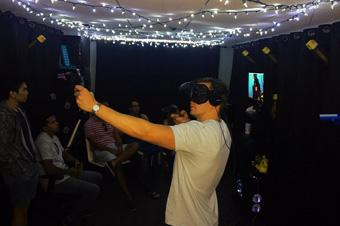 OP T I ON 1 - $$$ POP-UP VR ARCADE T he Virtual Reality pop-up arcade is a great entry level installation to drive trafﬁc to your exhibit booth, selling attendees on the experiences you