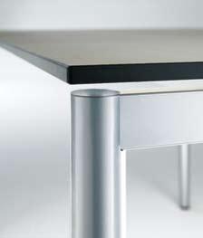 And with the practical occasional table, you can upgrade your Asisto to a sit/stand