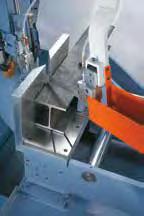 The hydraulic cylinder clamps the saw frame at the adjusted cutting