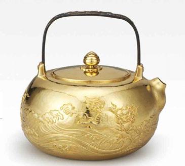 ICHIGO ICHIE - The Art of Tea Ceremony A gold "kirin" teapot and cover with iron handle carved by Masami H: 12 cm, 555g Estimate: HK$350,000-450,000/ US$45,150-58,050 A gold kirin teapot and cover