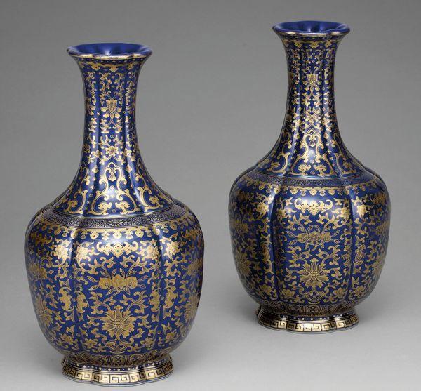 A gilt- decorated blue- glazed longevity vase Mark of Shen De Tang Daoguang period (1821-1850) H: 30cm x 2 Estimate: HK$2,500,000-3,500,000/ US$322,500-451,500 Also of note is a pair of gilt-