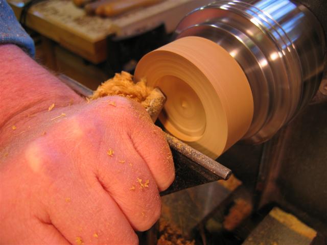 3. Mount the lid section in the 4 jaw scroll chuck and tighten it securely.