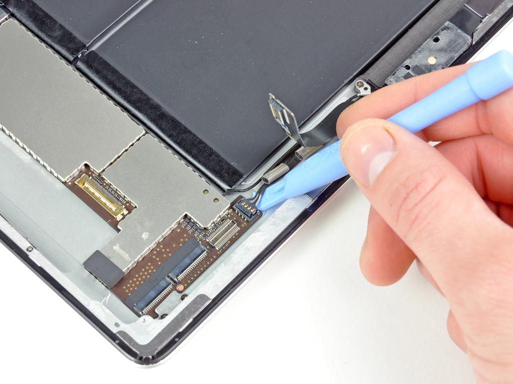 ipad 2 GSM Right Cellular Data Antenna Replacement Step 51 Place the prying tool