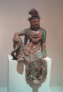 These more elaborate guardian figures differ from the previous room mainly due to their fine glazed surfaces and stripes of three colors (ocre, terracotta and green).