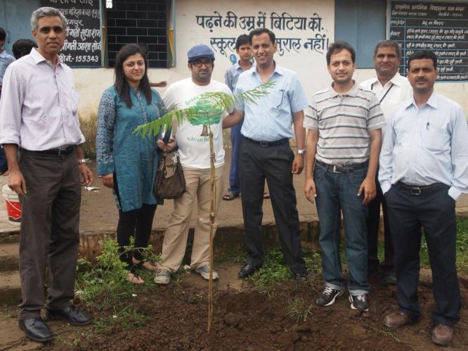 Yi Plantation DrYive II 18 August 2012: Government School, Pithampur Photo Caption: Yi Indore members Planting Saplings at Pithampur Yi Indore Chapter has organized yet another plantation activity at