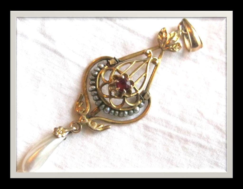 A lovely, lacey Edwardian yellow gold lavaliere pendant.