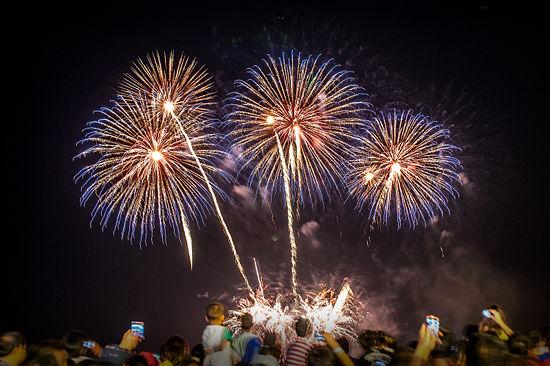 How to Photograph Fireworks Whether you're celebrating Independence Day, Guy Fawkes Day, or Diwali, it's always tempting to take pictures of the fireworks exploding in air.