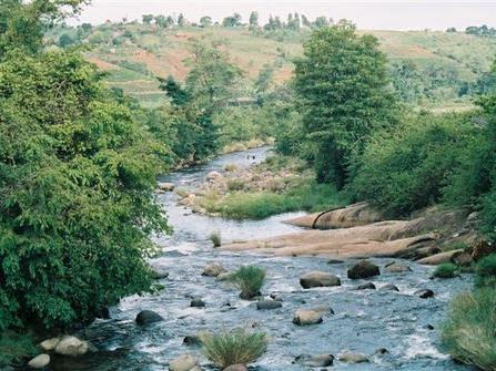 The Chimanimani Mountains lie at the southern end of the Eastern Highlands. The highest peak reaches 2440m above sea level.