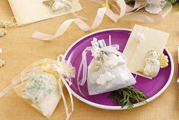 Deco ideas Organza pouches These small gift pouches which, incidentally, look extremely attractive on Christmas trees too are made