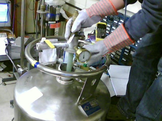 After extract the top, we can introduce the sample. This procedure must be done very slowly.