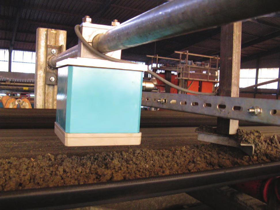 Below follows an example for the installation above a conveyor belt with skimmer for uniform material flow. 1.