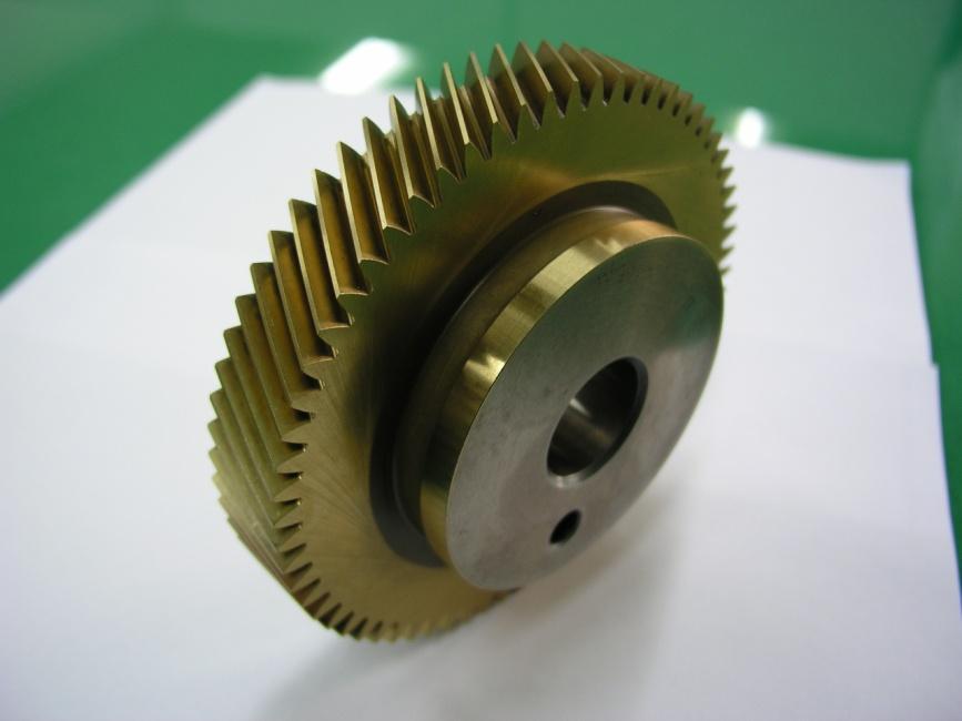 Since the master is pressed against the gear, its teeth are housed between the gear teeth, that is, they follow the direction of the teeth of the gear itself.