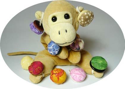 Monkey has left a trail for you. Fingerprints Finger Pincushions Monkey has as a suggestion to make the sewing even more fun.