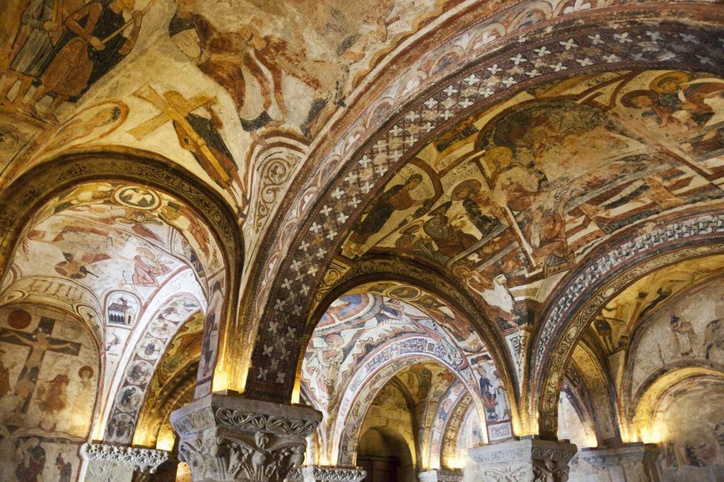 Romanesque paintings in the Royal pantheon.