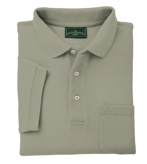 OB14 Outer Banks Ul$mate Polo w/ Pocket 100% combed ring- spun co<on pique Virtually eliminates shrinkage and fading Side- seamed w/ even- finished vents Five- point lee chest pocket Clean- finished
