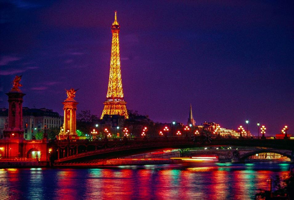 OCTOBER 19, 2018 INTERMEDIATE Destination Europe: Do a Little Research, Then Go Light on the Gear Featuring BLAINE HARRINGTON Blaine Harrington The Eiffel Tower from the far bank of the Seine.