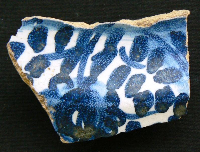 11 (No 7-20) (Portuguese 1635-60) 1305 Plate 1 74 One tin-glazed earthenware body shard from the shoulder of a Portuguese (Lisbon), plate decorated