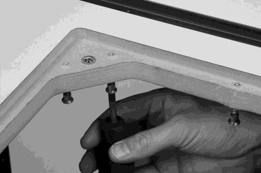 With the INCRA Mast-R-Lift II Crank handle, re-tighten the tensioning cap screw.