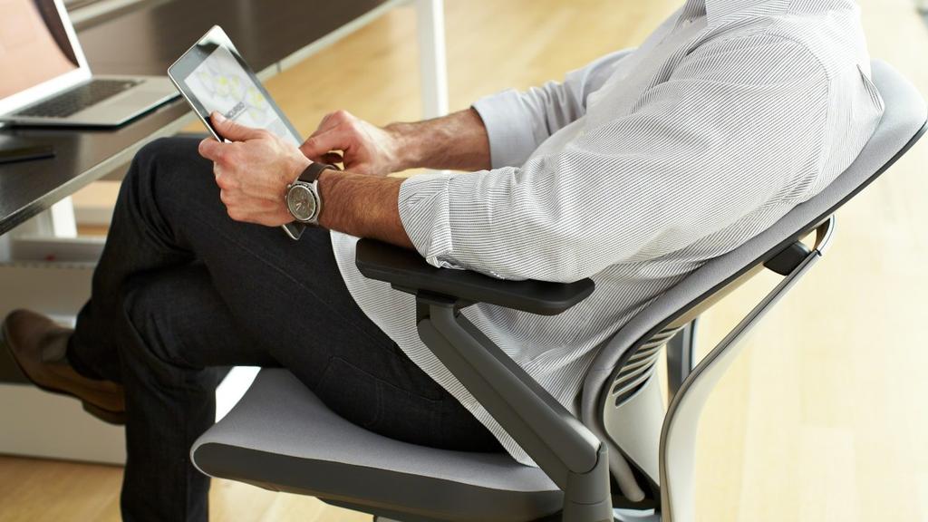 Technology Beta Testing For New Ways of Sitting Gesture is based on Steelcase's global research study and the insights it yielded about how people work in a rapidly changing business environment.