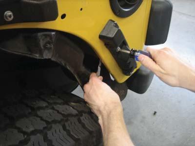 Before installing the outer fl are, make sure that the speed clips on the