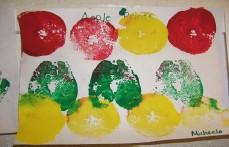 ART & CRAFT - Apple Prints Provide children with apples that have been cut in half. Putout red, yellow, and green paint.