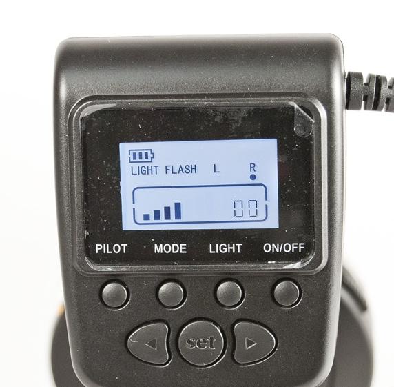 To turn on the ringflash, press the controller s ON/OFF button (for approximately two seconds) (Figure 3) until the controller s LCD lights up.