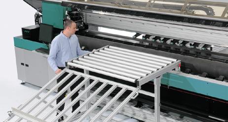 work simultaneously on up to three rolls, up to 160 cm wide to optimise productivity and deliver the job on time.