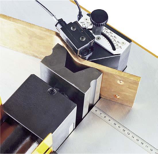 Punching busbars Switch position to "punching". The punch with neoprene stripper and the corresponding die are inserted in the mounting hole. The punch is fixed at the side using a headless screw.