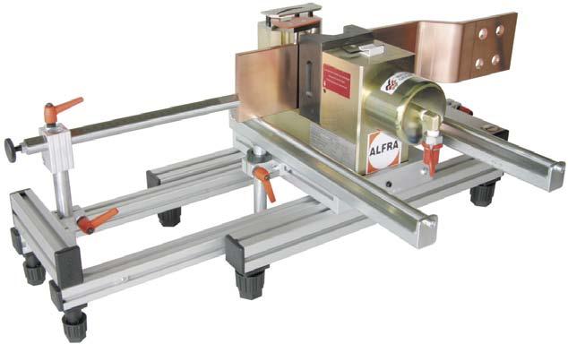 length stop makes it easier to set the hole pattern for punching. To make work with longer copper rails easier, the retractable frame with support bracket can be extended to approx. 700 mm.