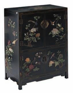 121,5 - W 90 - D 50,5 cm A gilt decorated red lacquered japaned cabinet