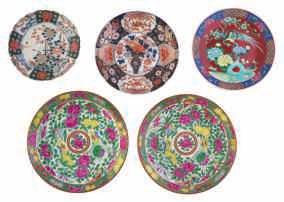 ground with floral famille rose decorated roundels, marked, ø 15 cm 100-200 A Chinese famille rose