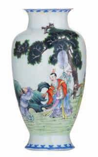 the flaming pearl, with flower branches, with a Kangxi mark, H 7 cm 1500-2500 A Chinese famille