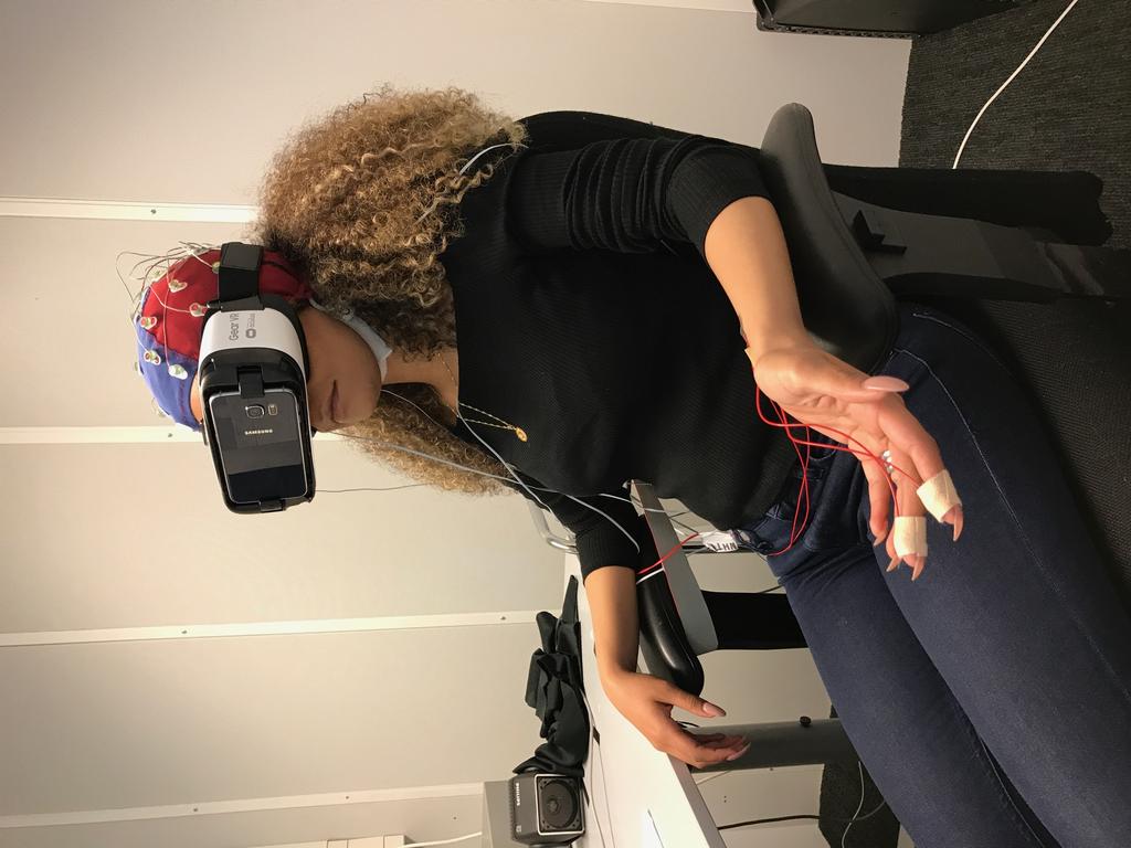 How we experience VR A virtual reality movie study (for PhD of Wim