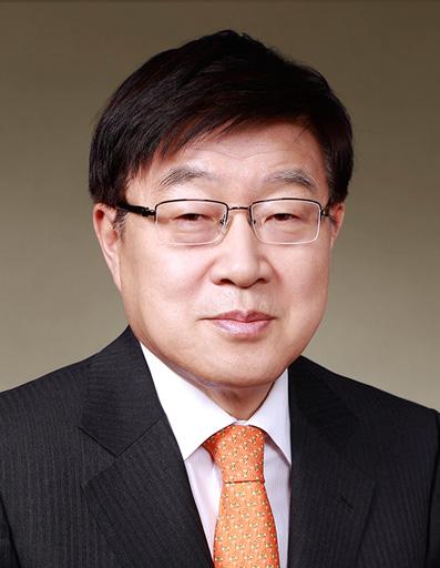 Biography Mr. Young-Ju Kim is a senior advisor at Shin & Kim. Mr. Kim has served as the Assistant Minister of Finance and Economy, the Minister of the Office for Government Policy Coordination, and the Minister of Commerce, Industry and Energy.