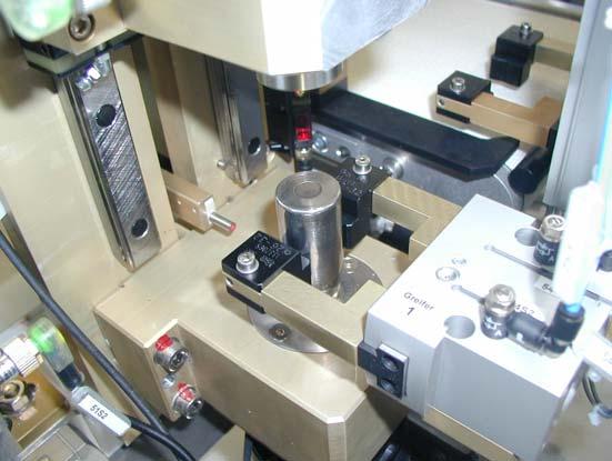 Rotating heads are preferably used for high-speed testing of cylindrical rollers and depending on diameter and length of test part up to 10 parts per second are managed.