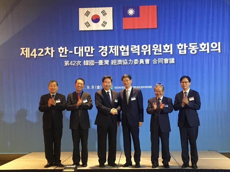 The opening ceremony of the 42nd Joint Conference of ROC-Korea and Korea- Taiwan Business Councils. Start from left: Mr. Ting Joseph Shih, Representative of Taiwan Mission in Korea; Mr.