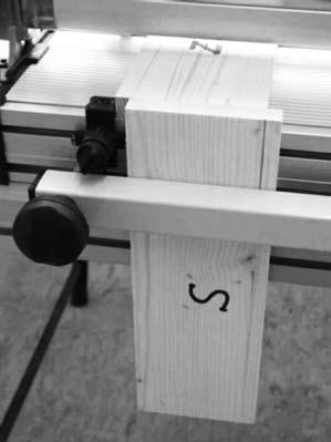 Fold the dovetail piece down. Correctly clamp the parts. (Always clamp only left or right!