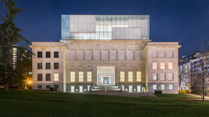 -8- At night, the House of European History shines: The glass envelope and the existing historic building create a harmonious and exceptional unity. Photo: sedak GmbH & Co.