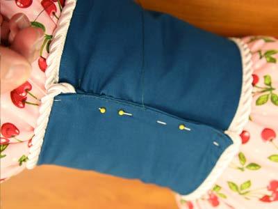 Wrap the center portion of the pillow around the middle of the pillow form.