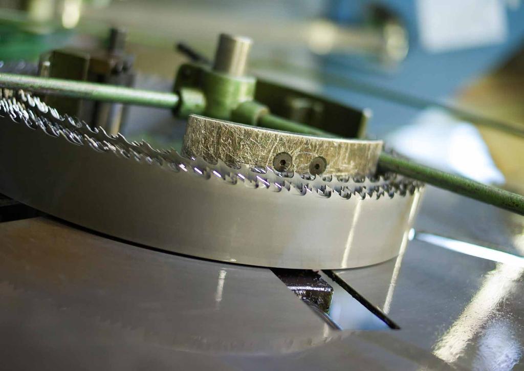 BI-ALFA RP MASTER The ROENTGEN bi-alfa RP-Master band saw blade is CBN precision ground to form a chamfered high tooth (A), which optimizes blade guidance throughout the cutting.