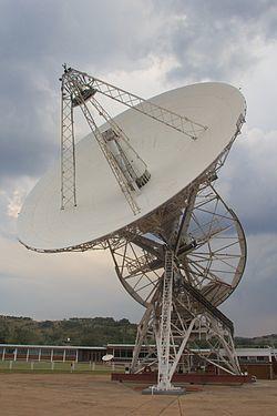 Antenna Basics The HartRAO 26m telescope => equatorially mounted Cassegrain radio telescope The antenna reflectors concentrate incoming E-M radiation into the focal point of the antenna Feed housing
