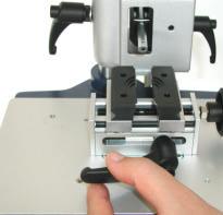 Close grip jaws at the clamping device by turning the black control knob (4) (clockwise).