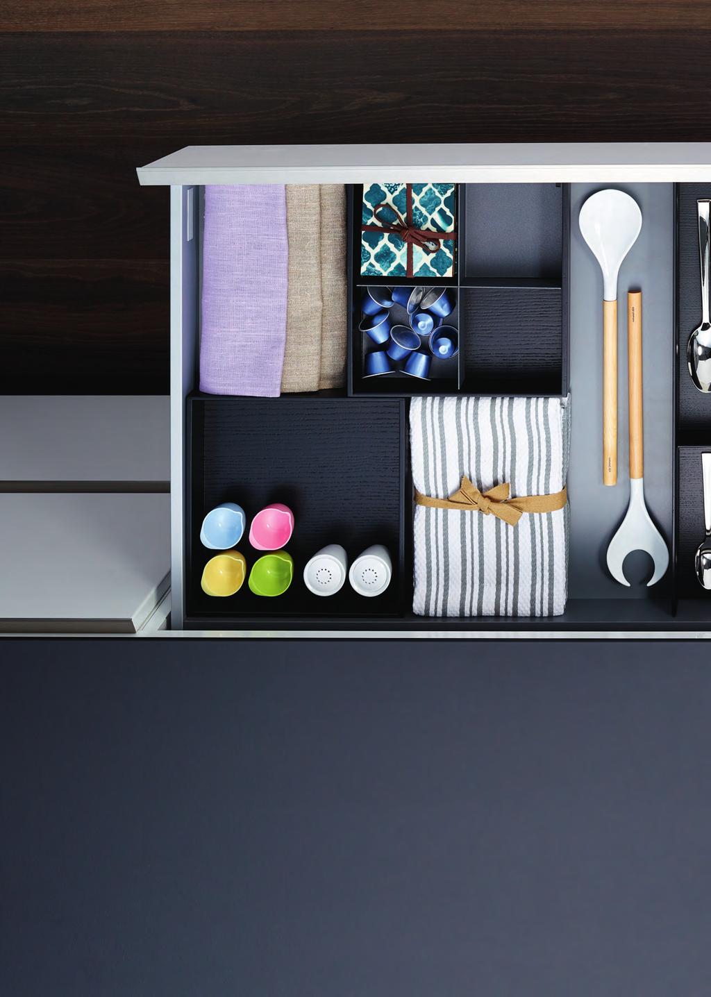 OH ORGANI- ZATION! Minimalist elegant with a hint of luxury. Organization meets lifestyle. No mess and confusion; instead elements are positioned neatly side by side.