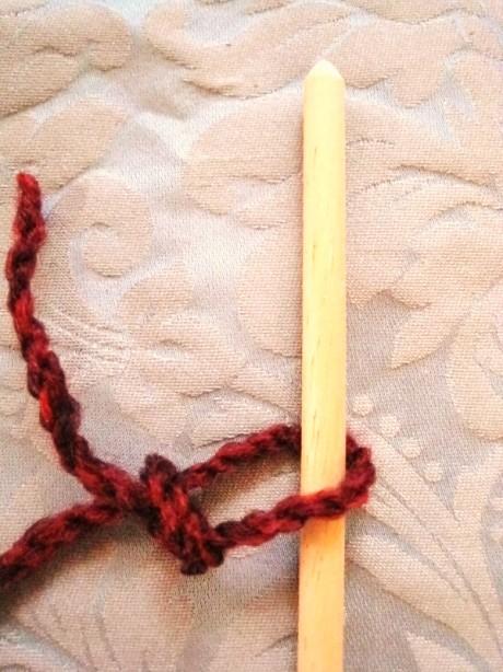 Start Weaving the Weft Make a loose slip knot with the end of the weft yarn (like you do before starting a crochet chain), leaving a tail of about 4-6 inches.