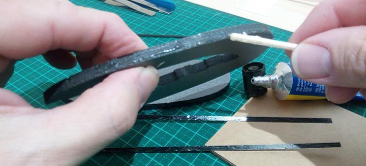 Apply foam glue to the flat carbon strips as well as the two 6mm grey foam