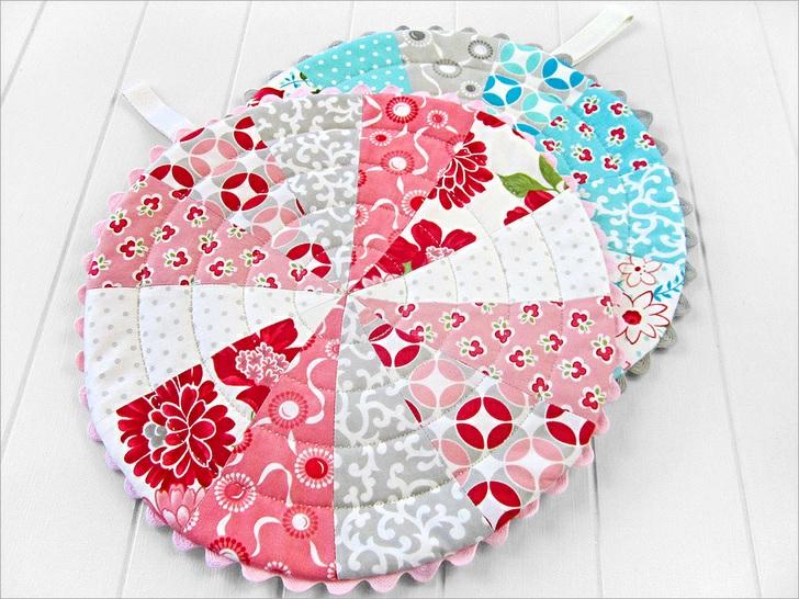 Published on Sew4Home Patchwork Trivets with Circular Quilting Editor: Liz Johnson Tuesday, 19 September 2017 1:00 I remember having a drawer full of trivets growing up.