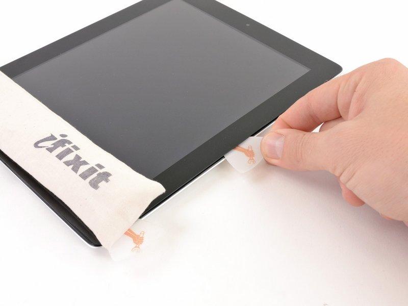 Step 12 It may be necessary to move the heated iopener back onto the right edge of the ipad as you release the adhesive.