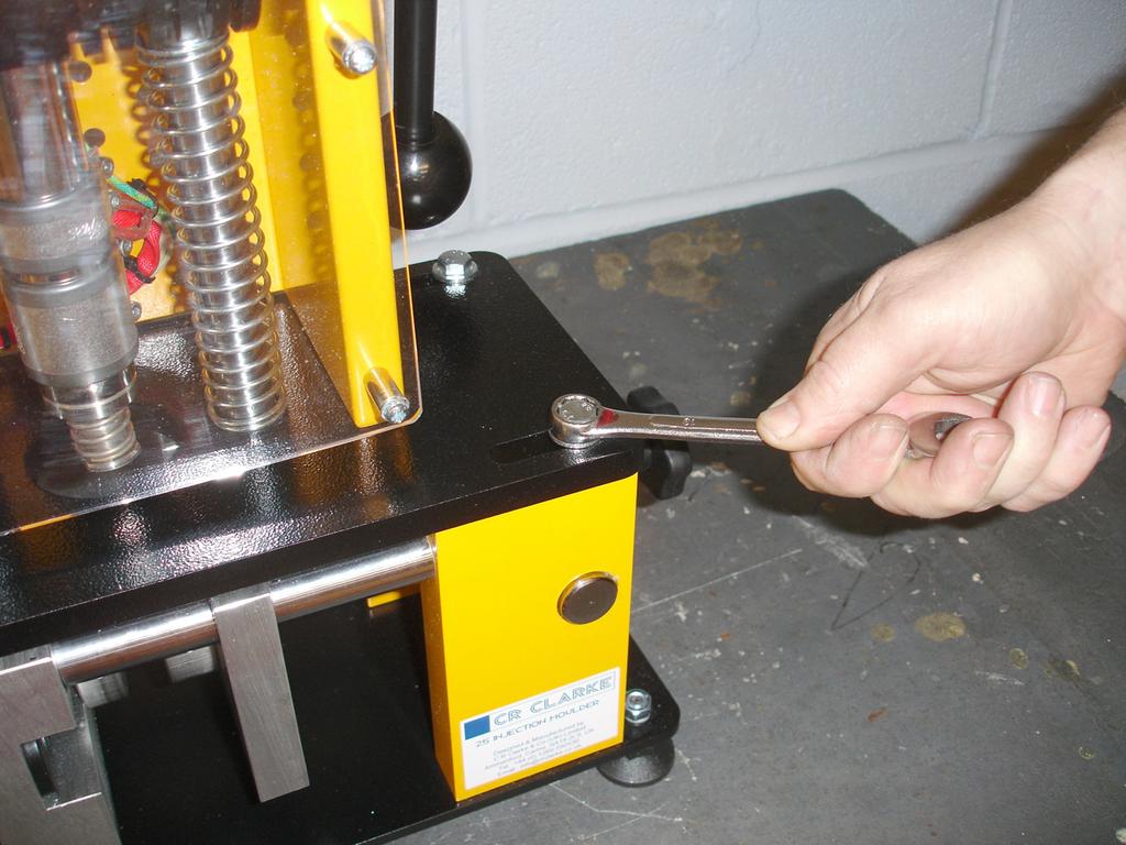 (c) Adjusting the nozzle position When changing moulds, it may be necessary to
